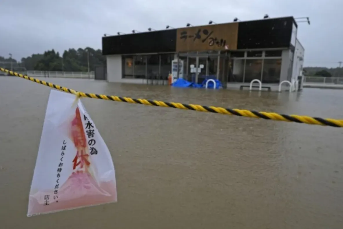 Taifunul Dujuan se apropie de Japonia. 275 de zboruri anulate, iar peste 1,6 milioane de oameni au fost avertizați