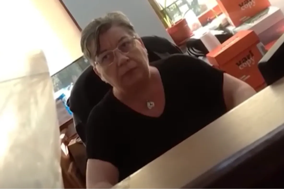 A venit la primărie cu două pungi de monede să-și plătească taxele. Replica angajatei l-a pus în dificultate VIDEO