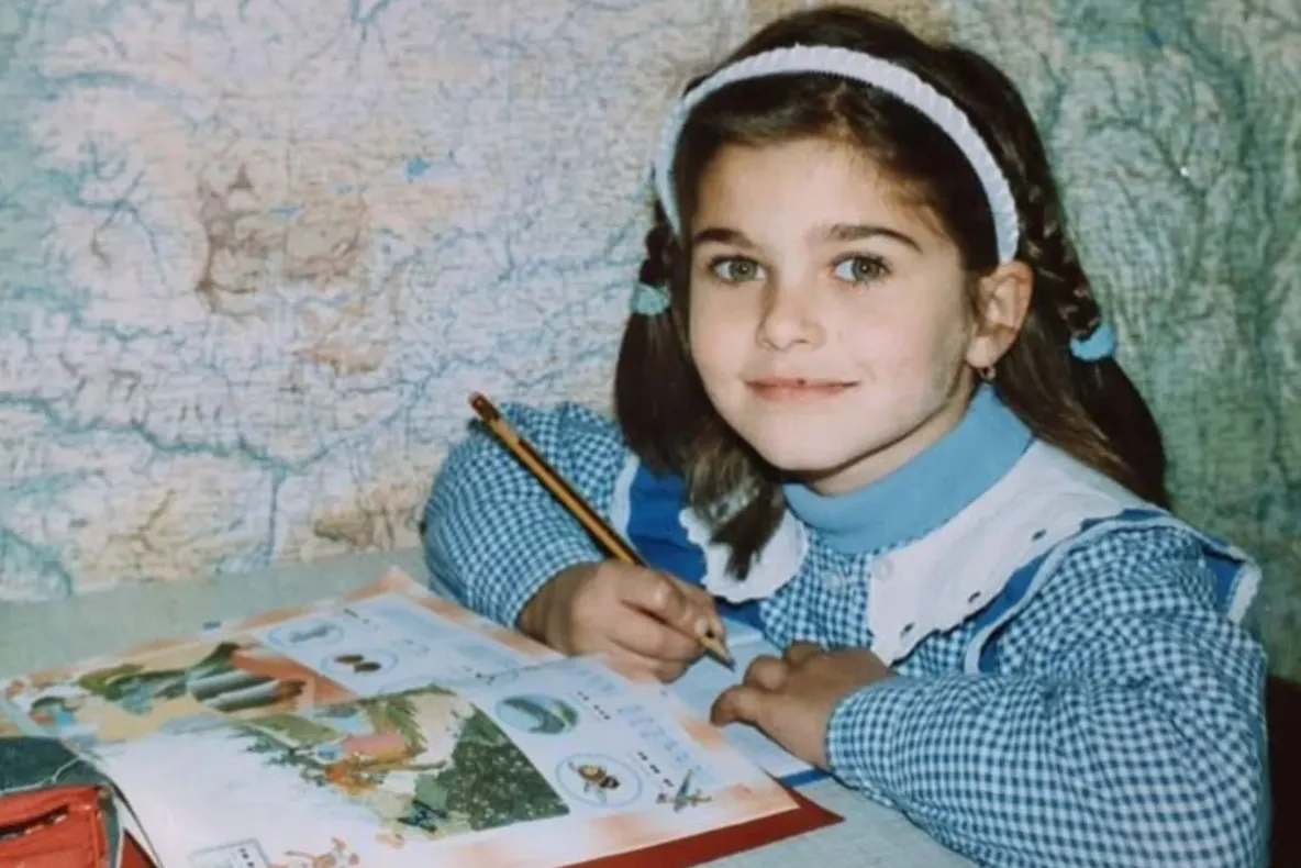 O recunoști pe fetița cu ochii verzi din fotografie? Astăzi este una dintre cele mai iubite artiste din România