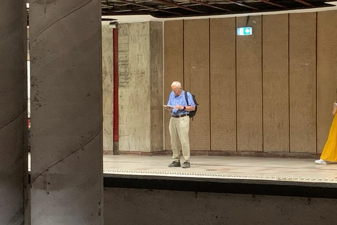 Theodor Stolojan, apariție insolită la metrou. Fostul premier conspecta "The Economist" cu pixul în mână