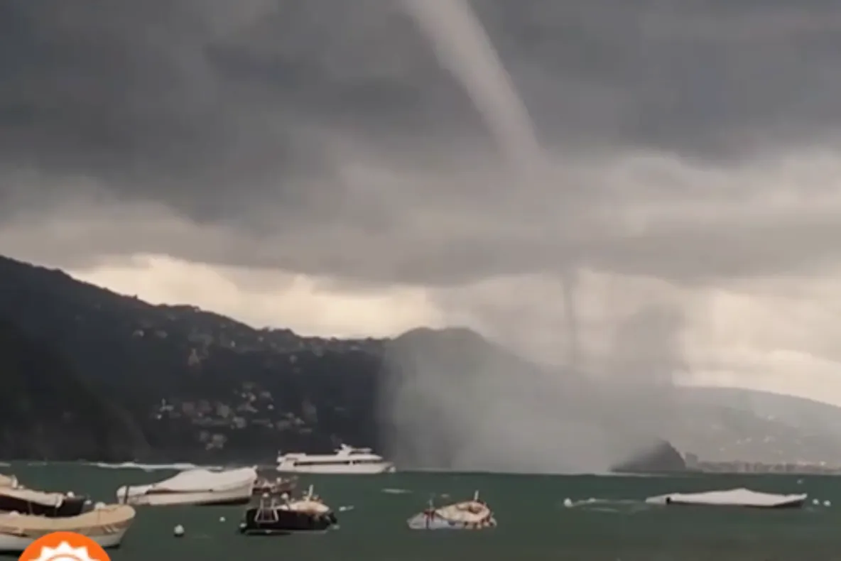 O tornadă uriașă a apărut din senin în Italia. Turiștii au privit îngroziți cum vârtejul trecea pe lângă bărci