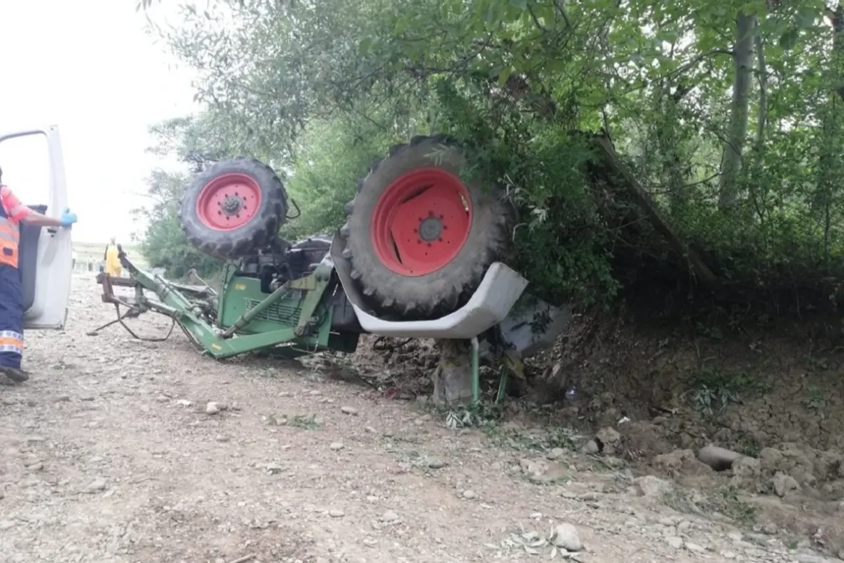 Tragedie în Bistrița-Năsăud. Un bărbat de 32 de ani a murit după ce s-a răsturnat cu tractorul