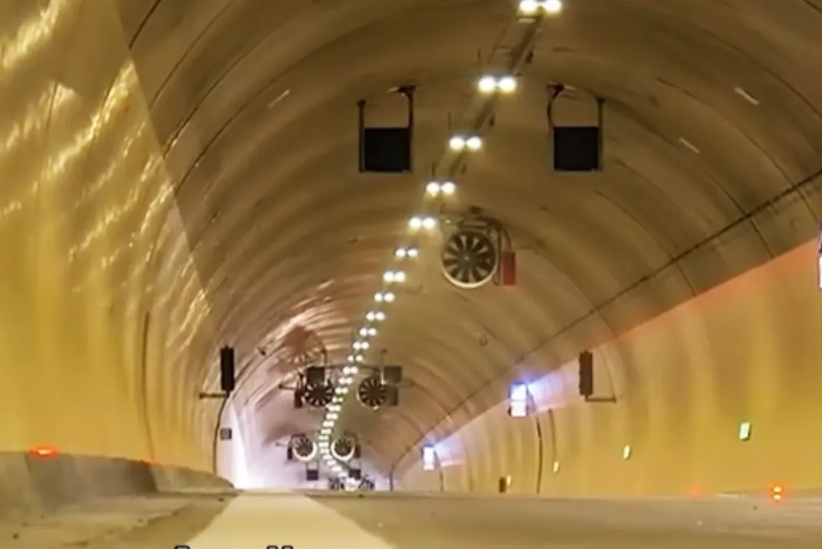 Tunelul uriaș de pe Autostrada Sibiu-Pitești este gata, cu 6 luni înainte de termen. VIDEO