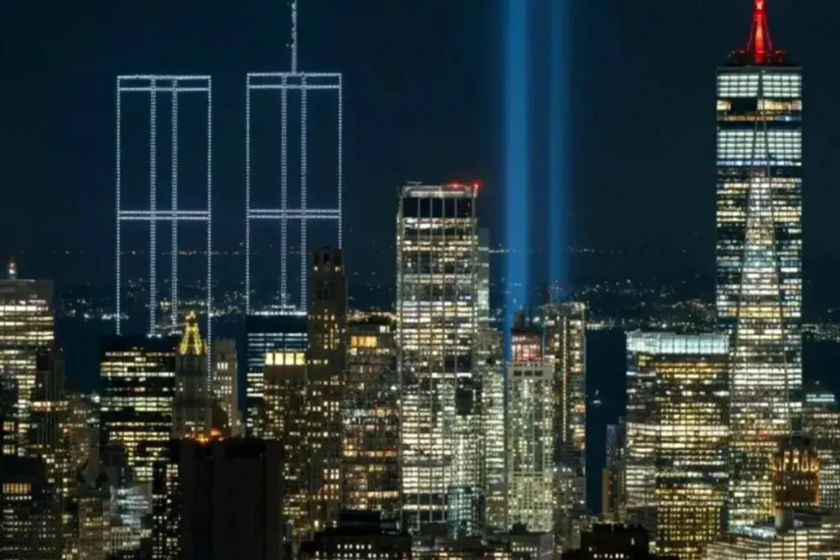 Turnurile Gemene au reapărut pe cerul New York-ului. Aproape 3.000 de drone au recreat siluetele clădirilor