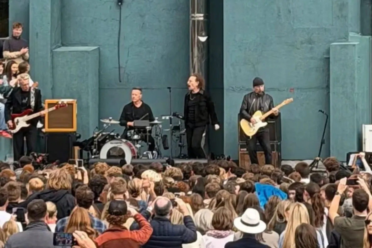 U2 a revenit după 50 de ani la școala unde s-a format. Surpriza pregătită pentru elevi la Dublin