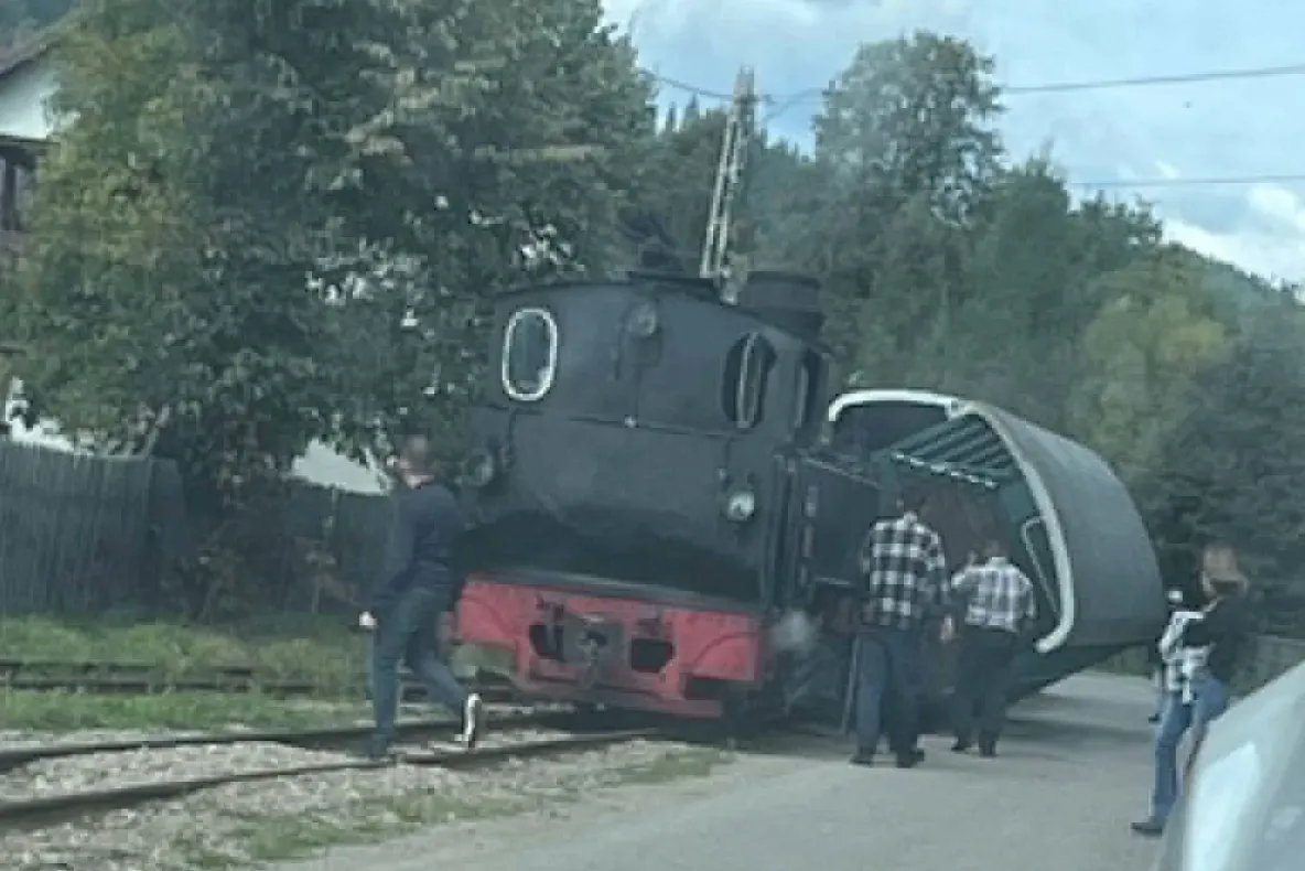 Un vagon al Mocăniței „Huțulca” a deraiat în județul Suceava. Primele imagini de la locul accidentului VIDEO