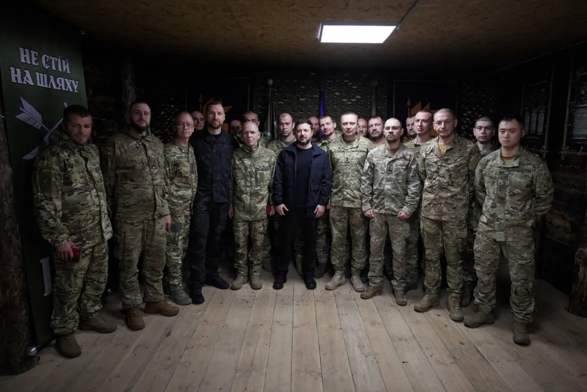 Zelenski, vizită pe frontul din Lîman. Militarii ucraineni, decorați după avansul înregistrat în cadrul Operațiunii ”Vivaldi”