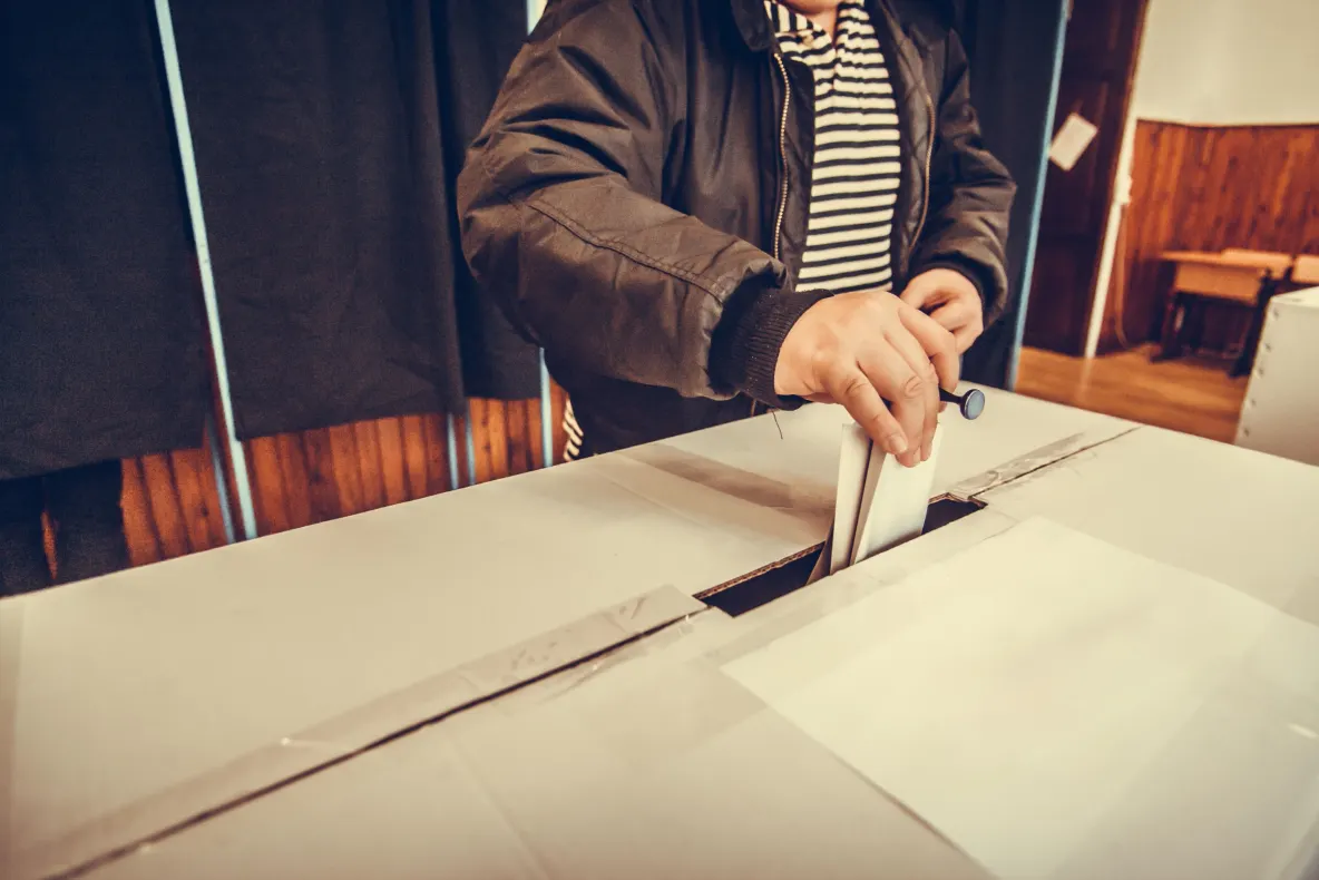 Votul la alegerile locale, condiționat de reședința de peste un an. Proiect adoptat de Senat