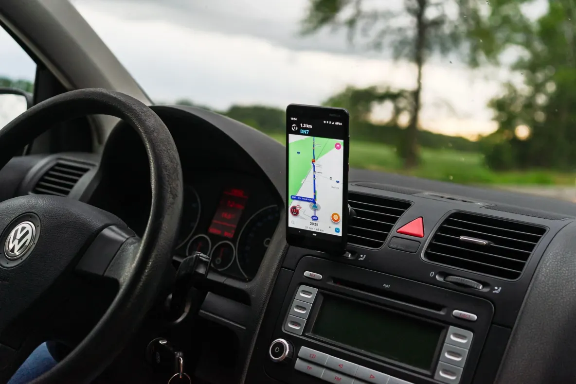 Funcțiile Waze pe care puțini șoferi le cunosc: îți arată traficul și coordonatele GPS