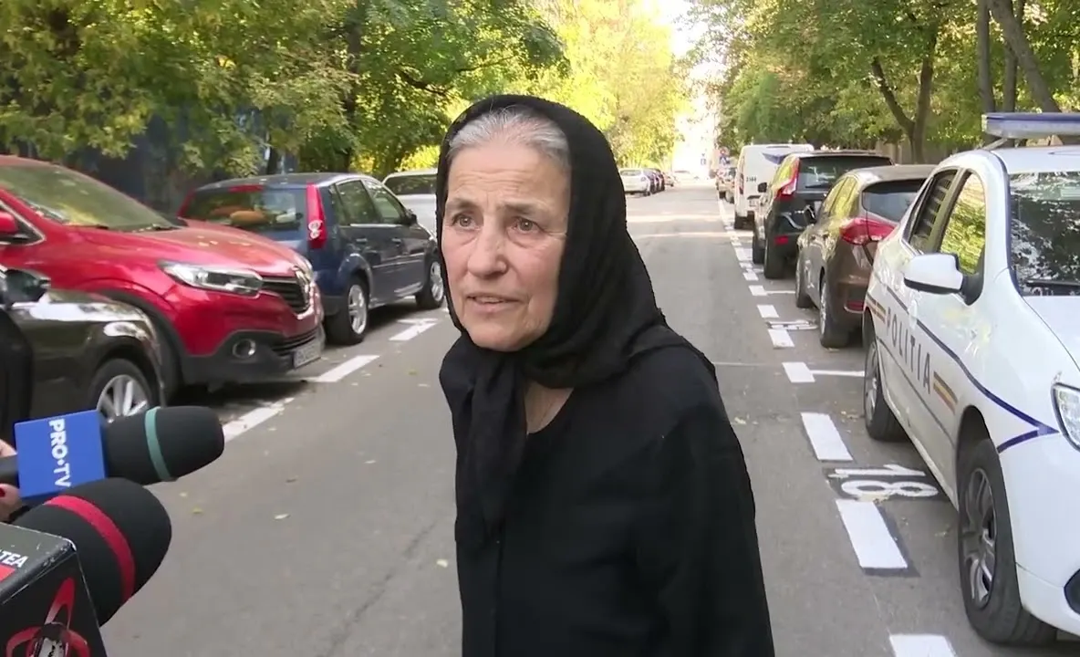 Oamenii din blocul din Rahova își caută bunurile sub dărâmături. „Așa se procedează? Să demolezi și după să chemi proștii să își adune lucrurile?”