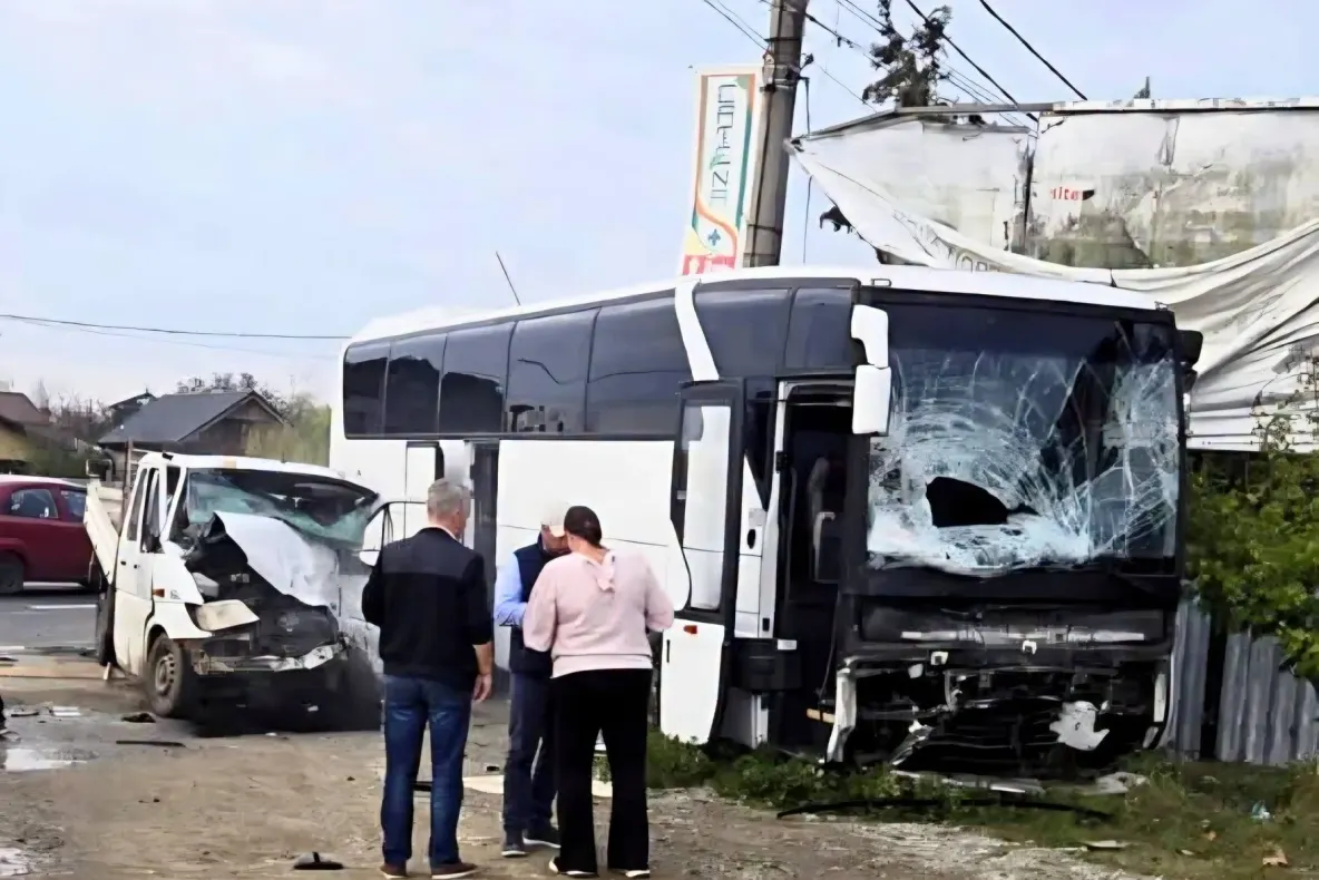 Accident pe DN1, în Ciolpani: Două persoane au ajuns la spital VIDEO