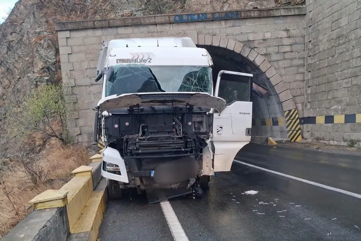 Accident pe DN6, în județul Mehedinți. Un TIR a lovit zidul unui tunel: scurgeri de carburant și trafic restricționat
