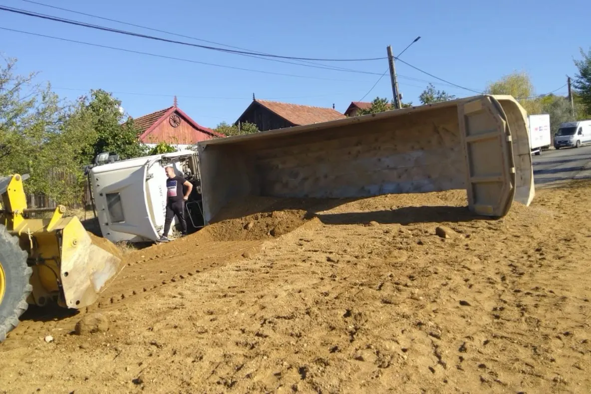 Trafic blocat pe DN 67, în județul Mehedinți, după ce un camion încărcat cu pietriș s-a răsturnat: șoferul, rănit