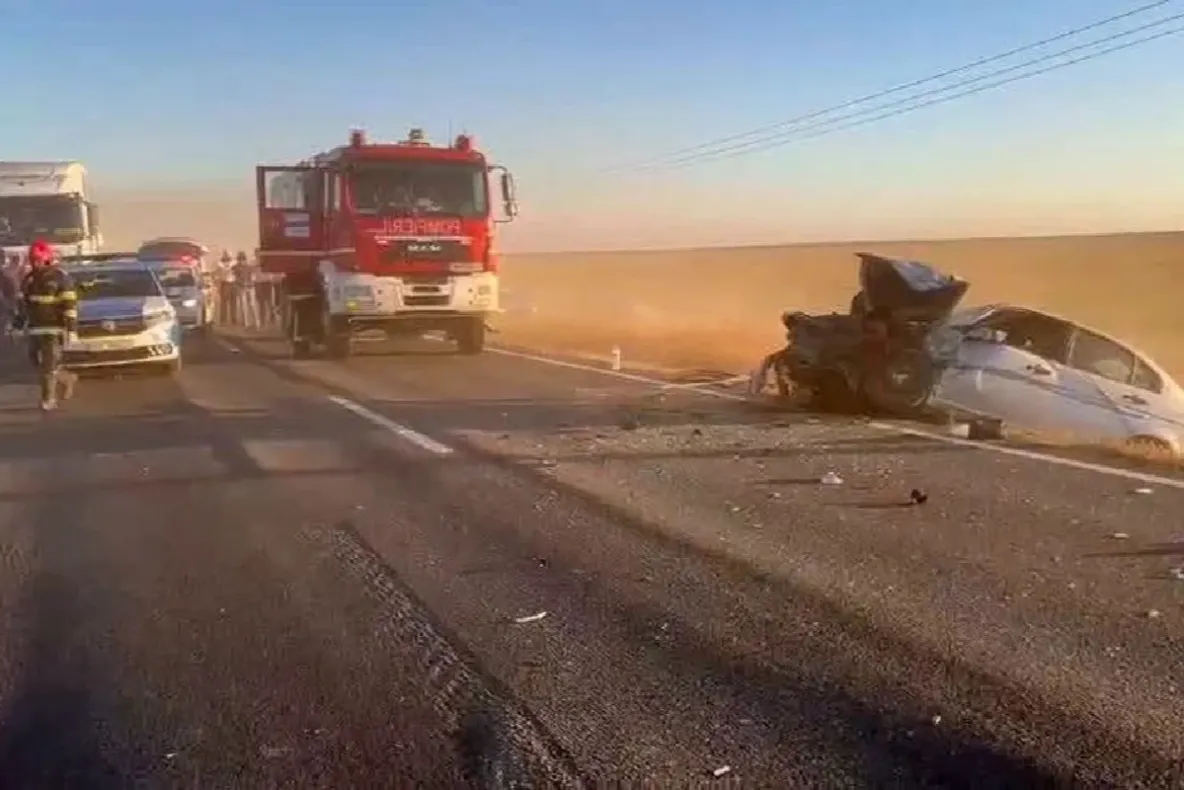 Depășire periculoasă pe DN 56A: un șofer băut a intrat frontal într-o mașină. Patru oameni au fost răniți