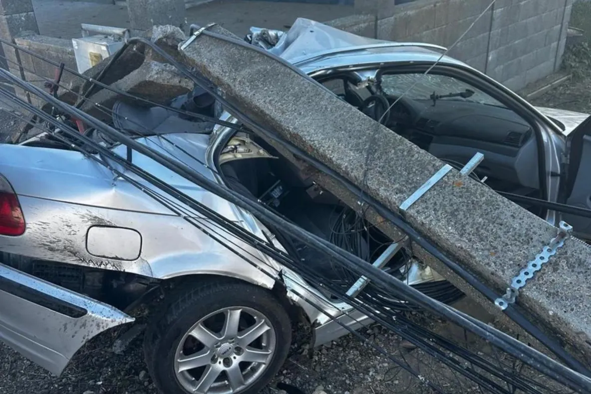 Accident grav în Câmpia Turzii. Copil de 7 ani, în stare critică, după ce mașina a intrat într-un stâlp de beton. A fost solicitat elicopterul SMURD