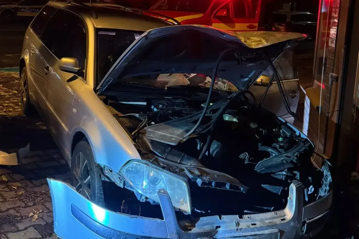 Accident în Dej: o mașină a intrat în Centrul Turistic. Șoferul și pasagerul au fugit de la locul faptei