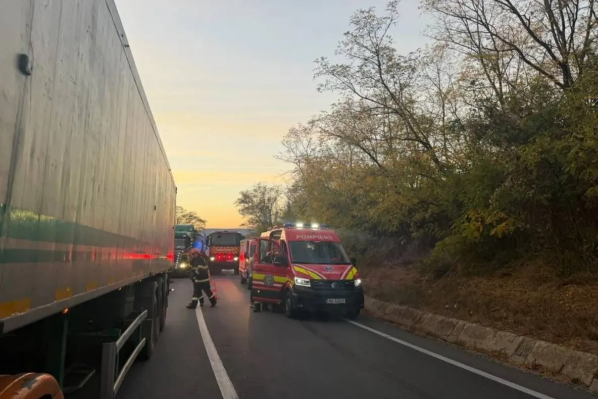 Accident pe DN 13, în judeţul Mureş, între un autocar şi un camion. 18 persoane implicate - FOTO