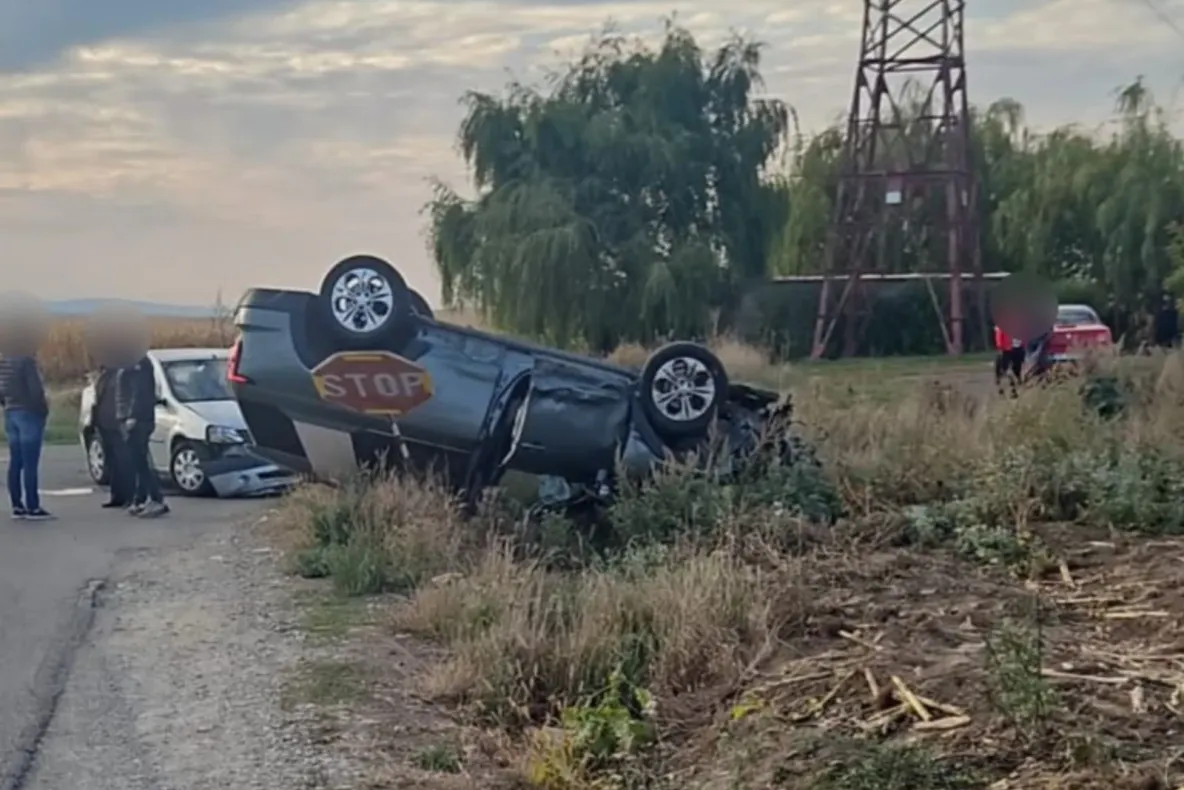 Accident grav în județul Neamț. O mașină s-a răsturnat în afara carosabilului, după ce s-a ciocnit violent cu o alta