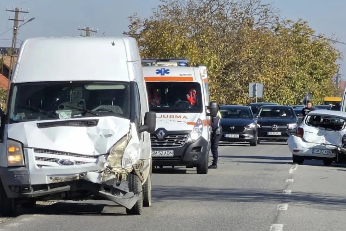 Accident rutier în județul Satu Mare. Patru persoane au ajuns la spital după ce un autoturism și un microbuz s-au ciocnit-VIDEO