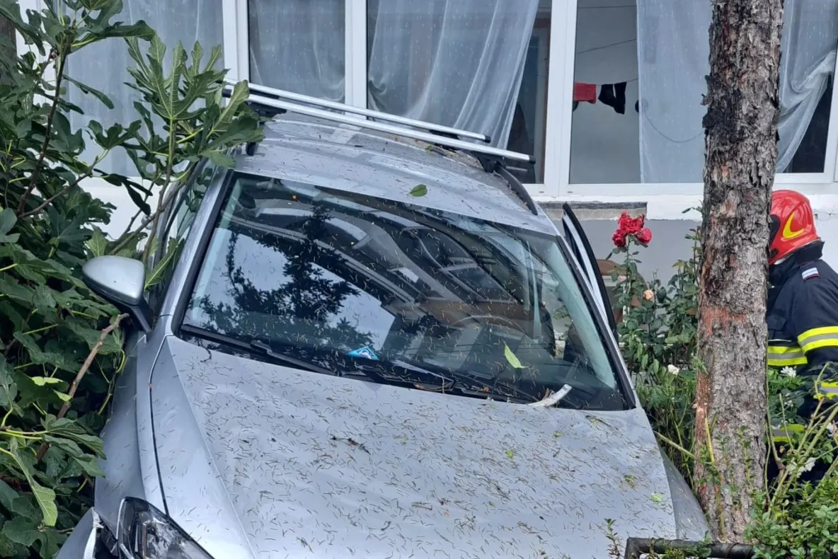 Accident în Pitești: o mașină a ajuns în balconul unui bloc. Șoferul de 75 de ani ar fi greșit comenzile