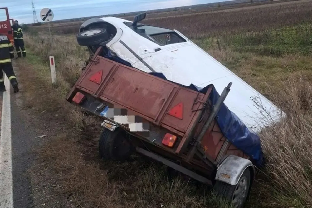 Trafic oprit pe DN 72, între Târgoviște și Ploiești, după un accident cu o autoutilitară care transporta sodă caustică și clorură de var