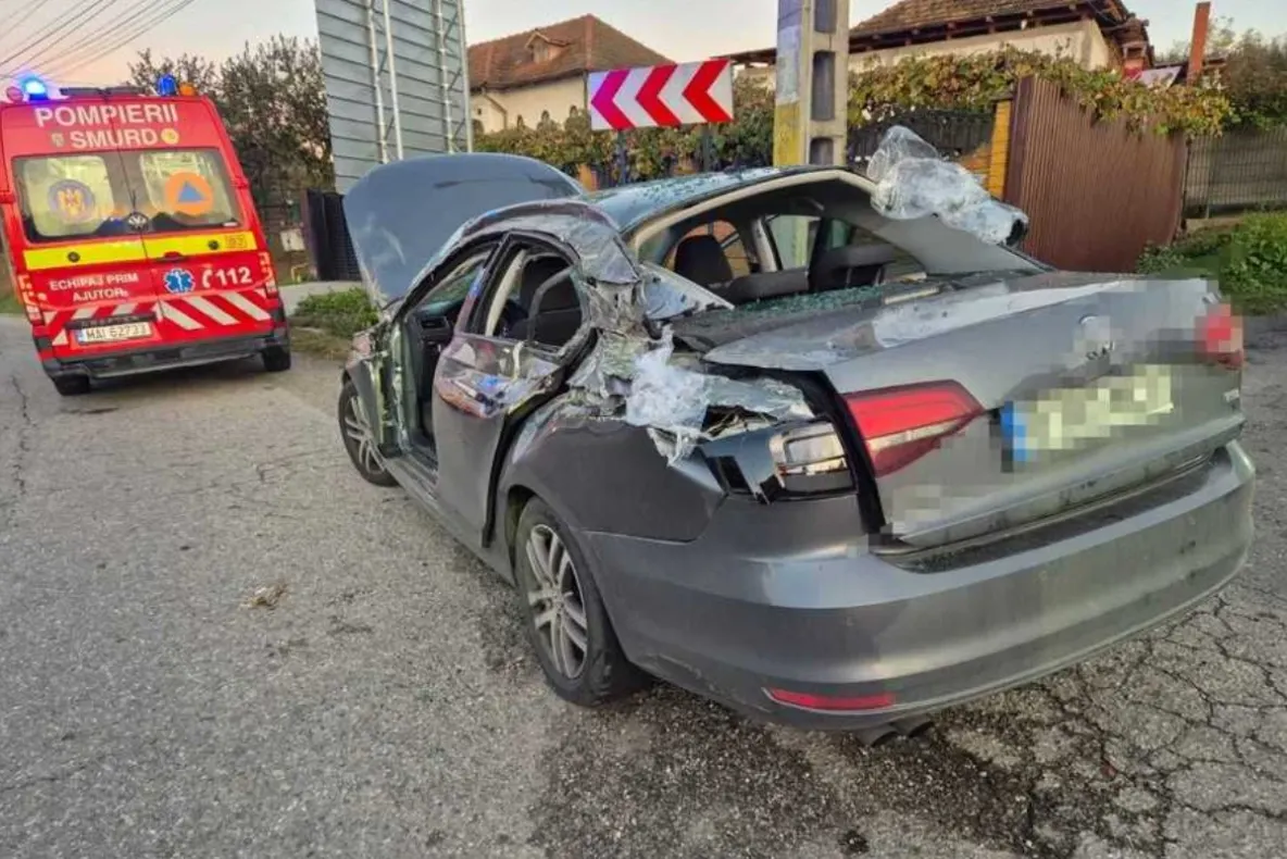 Accident grav în Argeș! Un container cu deșeuri din plastic a căzut peste o mașină