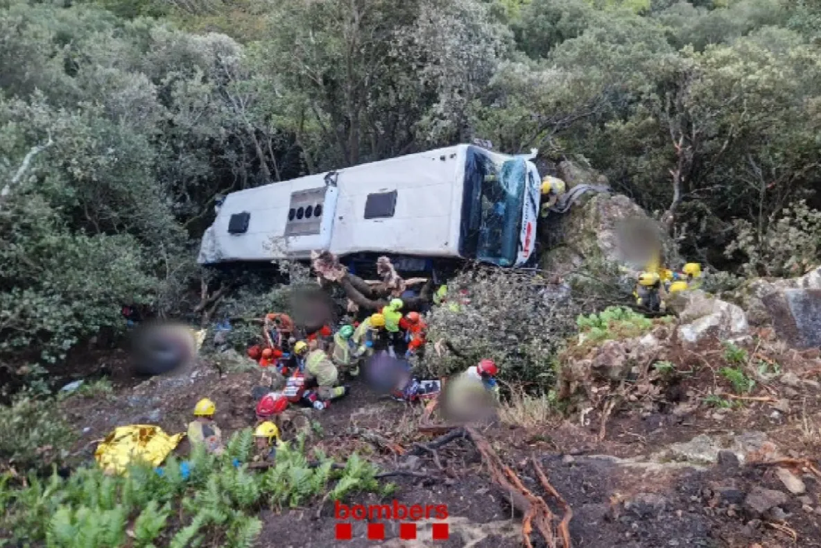 Accident grav lângă Barcelona. 83 de răniți după ce un autobuz a căzut 20 de metri într-o prăpastie. Ce au descoperit anchetatorii