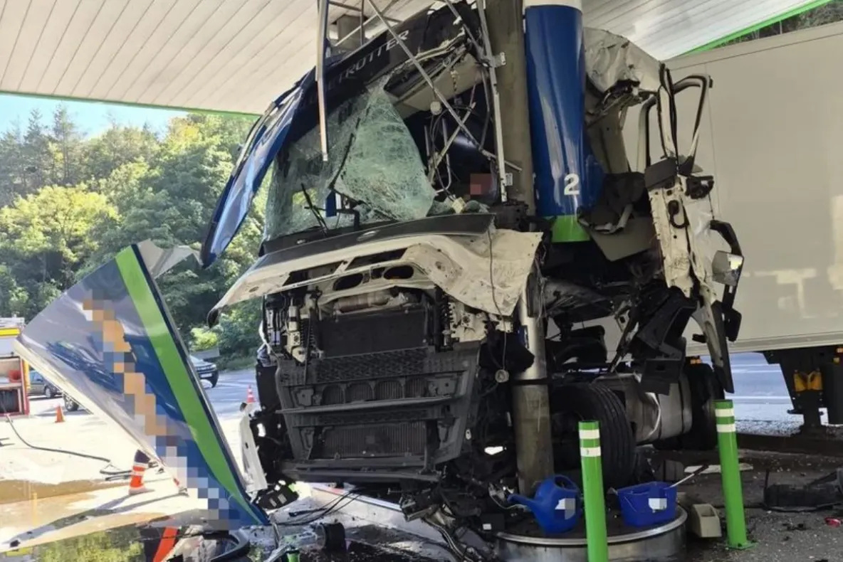 Șoferul turc care a intrat cu TIR-ul în benzinărie, arestat preventiv. Ce alcoolemie au indicat testele