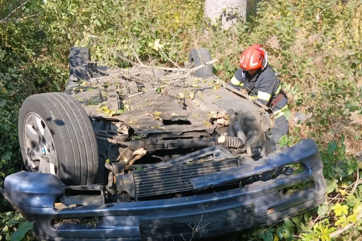 Accident grav în Mehedinți: o mașină s-a răsturnat în afara carosabilului. Patru persoane au ajuns la spital