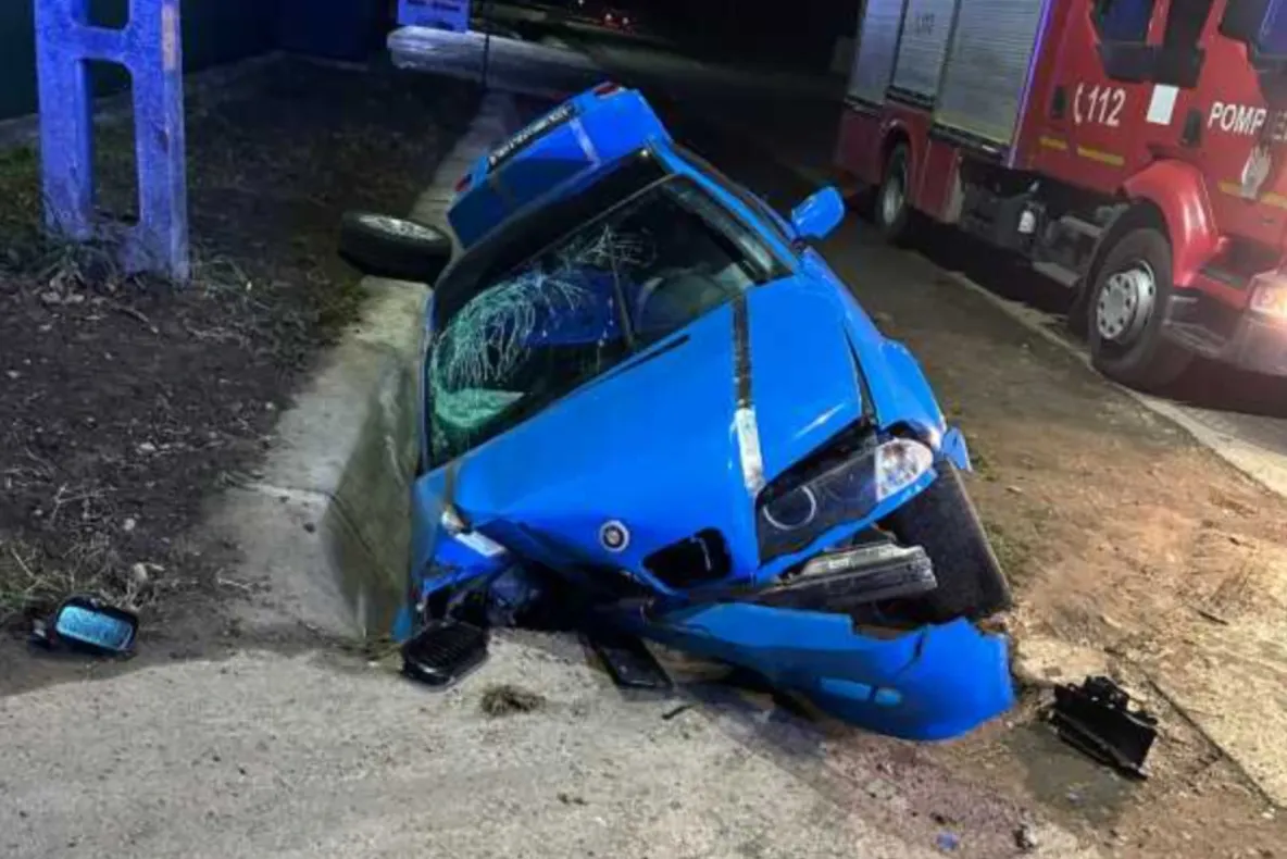 Accident grav în județul Neamț. Cinci persoane au ajuns la spital după ce mașina în care se aflau a plonjat într-un șanț