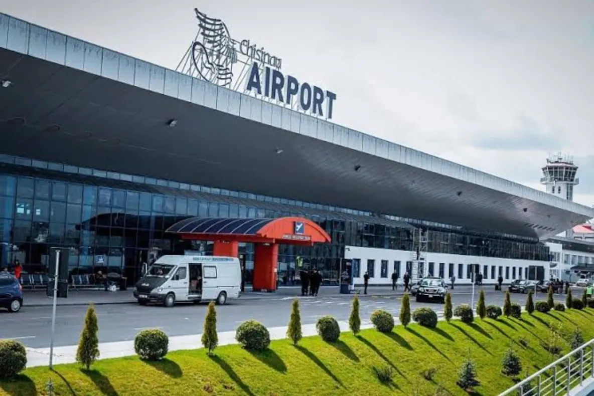 Alertă cu bombă pe Aeroportul Internațional Chișinău. Pasagerii au fost evacuați de urgență