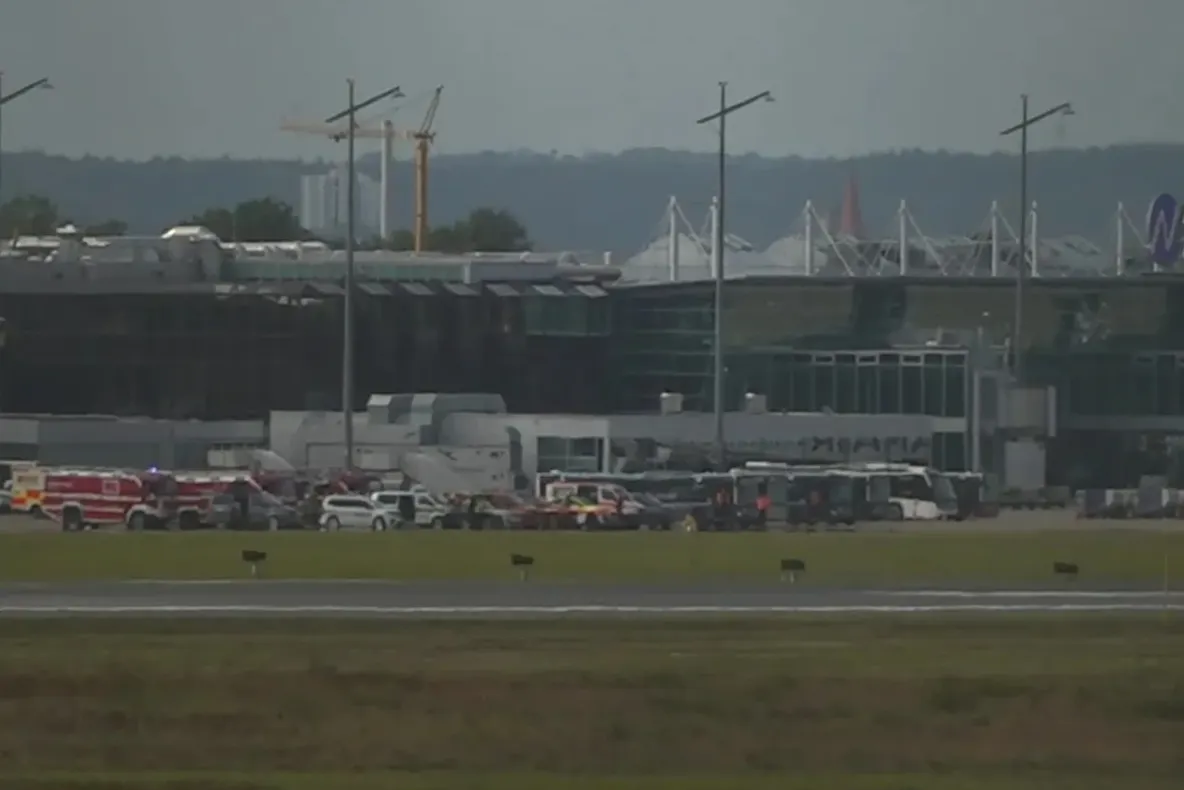Zboruri suspendate pe aeroportul din Nürnberg, după o urgență aviatică. Alertă și după apariția unei posibile drone