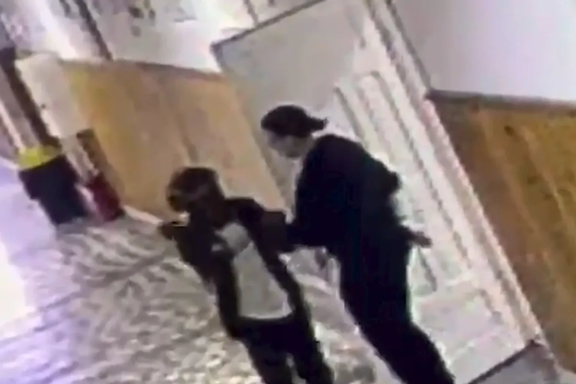 Profesoara înjunghiată de un elev în Bistrița, pe masa de operație! Copilul rănit, externat, iar agresorul, transferat la Psihiatrie