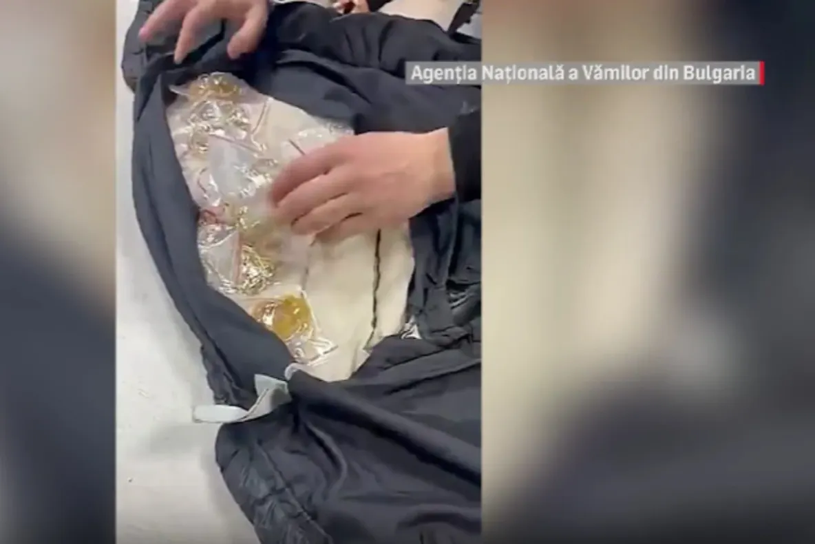 Româncă prinsă cu aproape un kilogram de aur ascuns în vestă