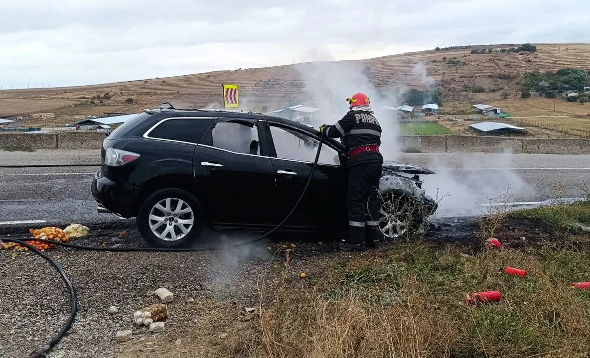 Incendiu la un autoturism, la intrarea în orașul Babadag | VIDEO