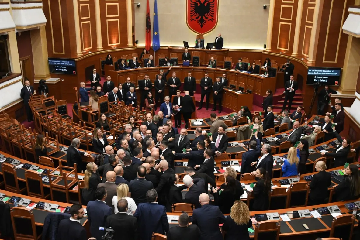 Bătaie în Parlamentul Albaniei, violențe pe străzile din Tirana. Opoziția cere demisia premierului Edi Rama