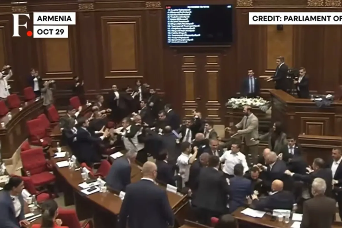 Pumni și îmbrânceli în Parlamentul Armeniei: doi deputați au fost răniți. Totul s-a văzut live VIDEO