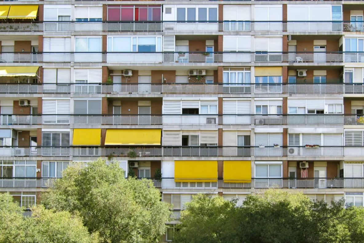 Balcoanele închise fără autorizație, în atenția autorităților. Ce se va întâmpla cu proprietarii și ce promite ministrul Dezvoltării