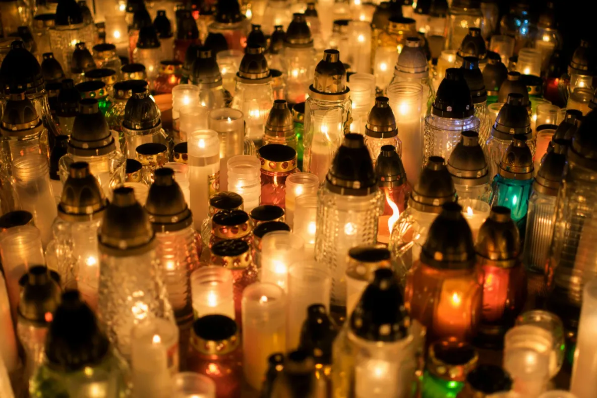 Ziua morților pe 1 noiembrie: Luminația și tradițiile catolice
