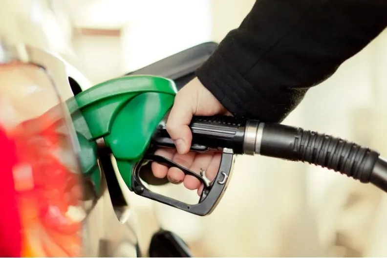 Legea carburanților riscă să favorizeze marile companii petroliere în detrimentul distribuitorilor independenți, iar riscul cel mai mare este să crească prețul la pompă pentru consumatorul final