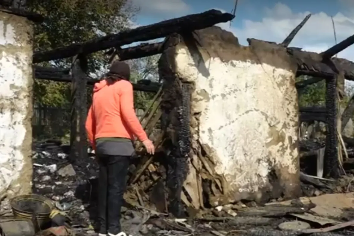 Fiica adoptivă, suspectată că le-a incendiat gospodăria părinților după un conflict violent. „Ne dă foc”