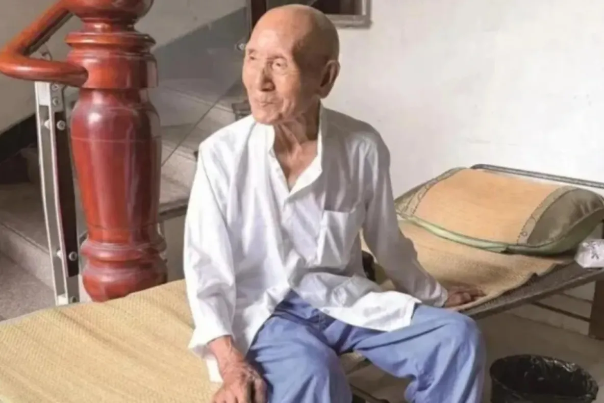 Secretul unui chinez de 101 ani, perfect sănătos, deși dieta lui i-ar surprinde pe mulți. Ce mănâncă și ce bea în fiecare zi
