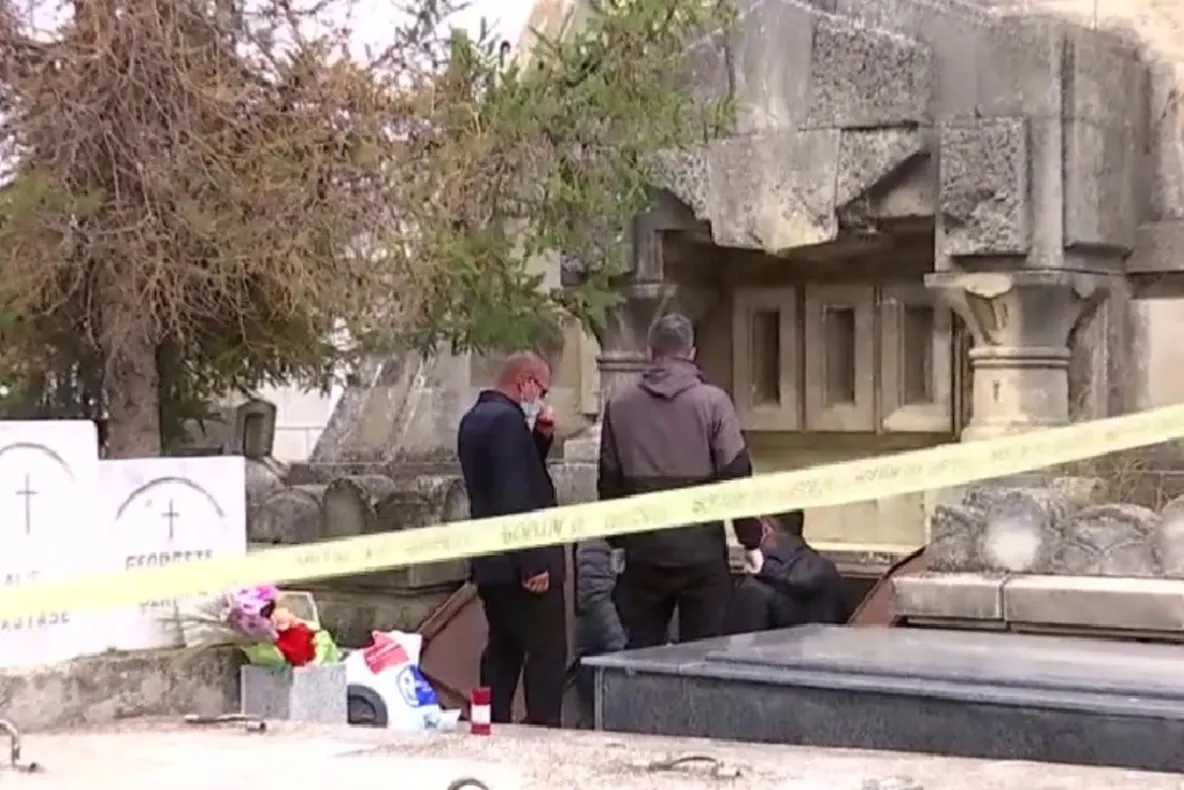 Descoperire macabră într-o capelă din Slatina: saci cu oseminte, ascunși în spatele unui zid fals. Poliția a deschis o anchetă