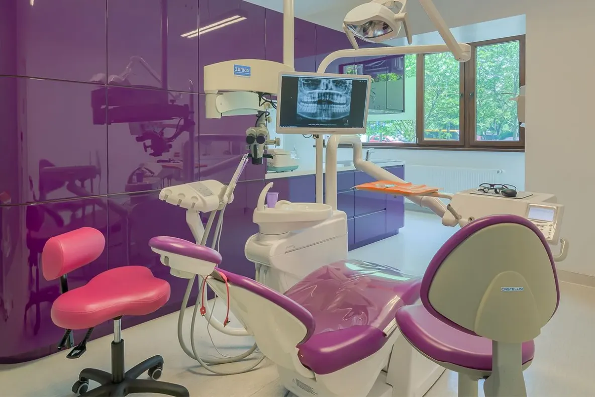 Boala care te poate lăsa fără dinți. Unde găsești în București o clinică de parodontologie?