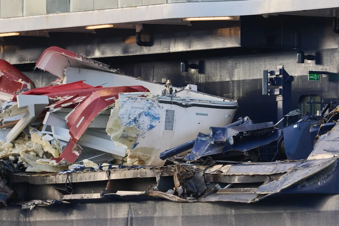 Un vas de croazieră cu peste 3.300 de oameni la bord s-a ciocnit de o navă portcontainer în portul german Bremerhaven. Vântul puternic a îngreunat manevrele