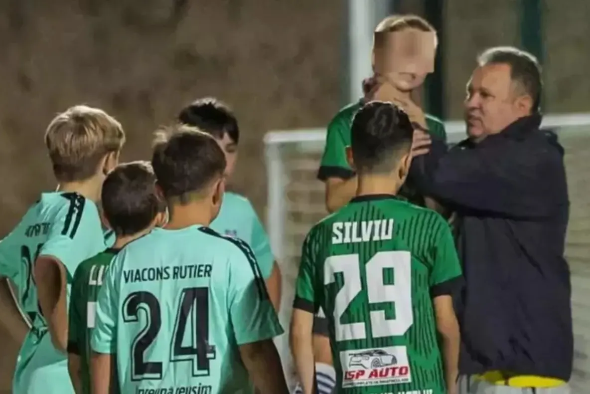 Scandal în fotbalul juvenil! Un antrenor este acuzat că strâns un copil de gât după o greșeală în timpul meciului