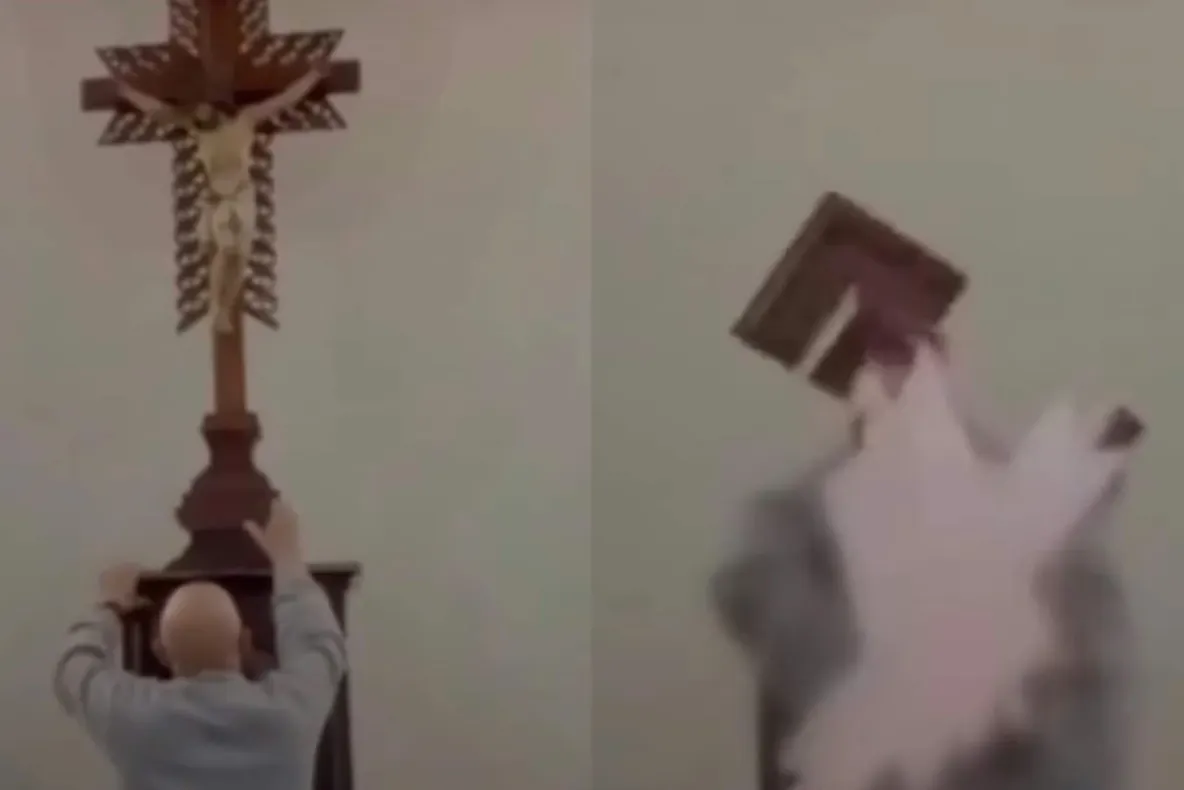 O cruce uriașă a căzut peste un preot, în timpul unei slujbe. Incidentul din Columbia a fost filmat, iar imaginile au devenit virale