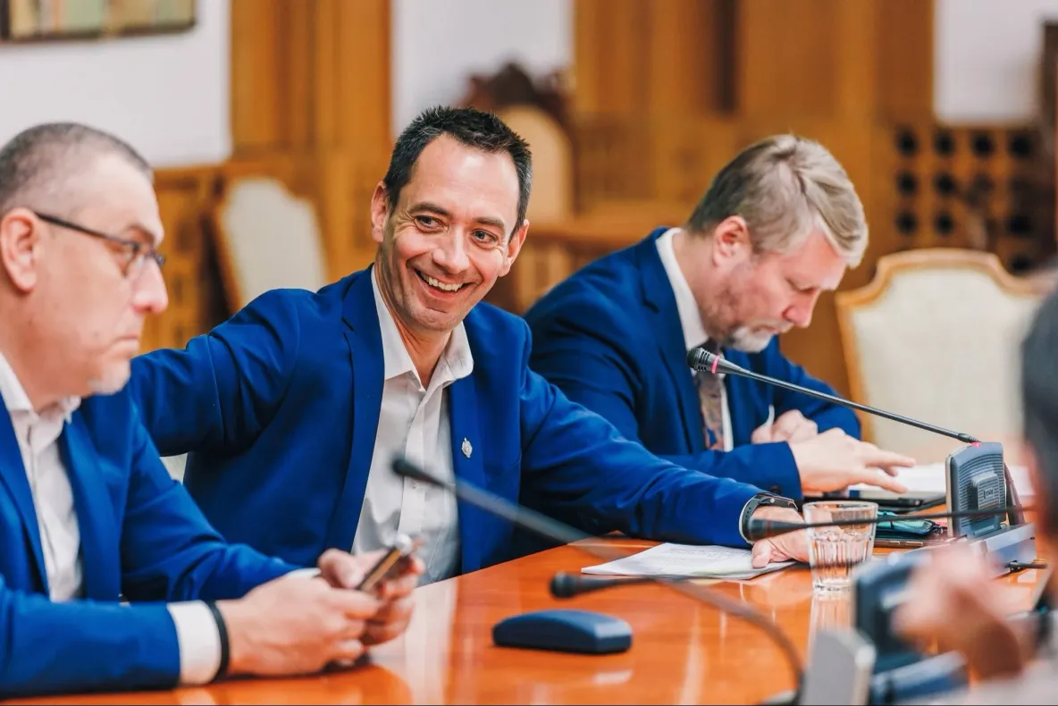 UDMR nu respinge nominalizarea lui Luca Niculescu: „O propunere mai adecvată”. Partidul impune însă o linie roșie