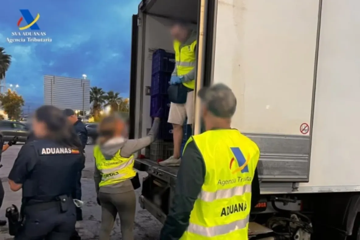 Român arestat în Spania după ce a fost prins cu 1,5 tone de cocaină în camion. Ce au observat vameșii la control