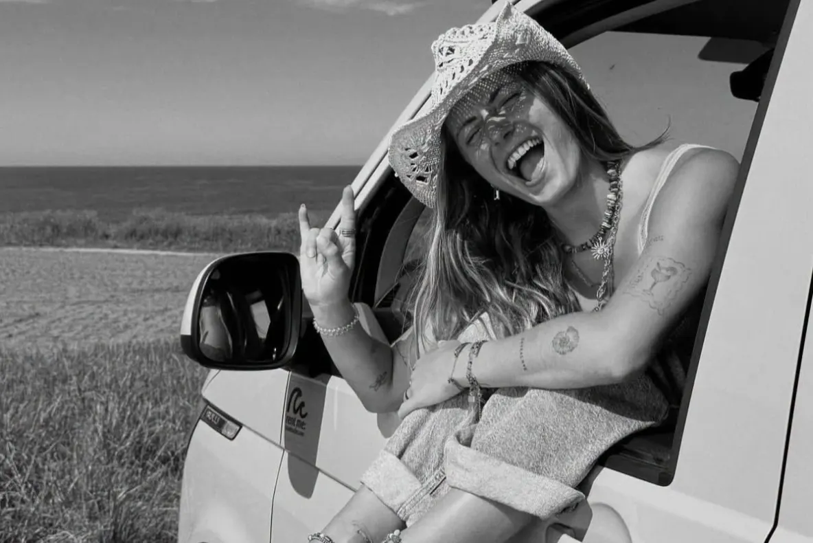 O influenceriță de 24 de ani a murit într-un accident cumplit. Duba în care se afla a fost luată de apele unui râu